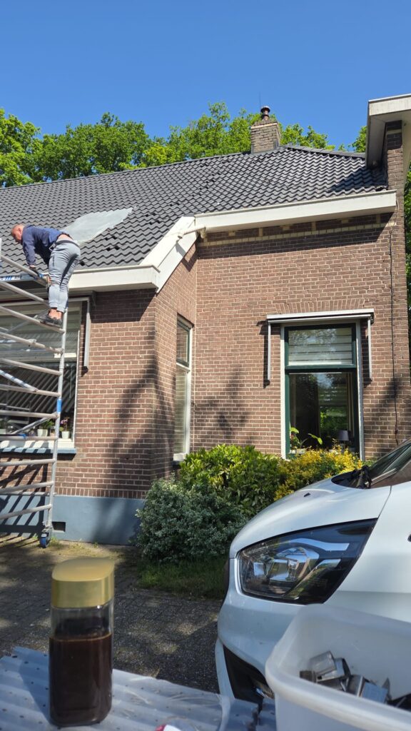 Dakdekkers aan het werk bij een woning