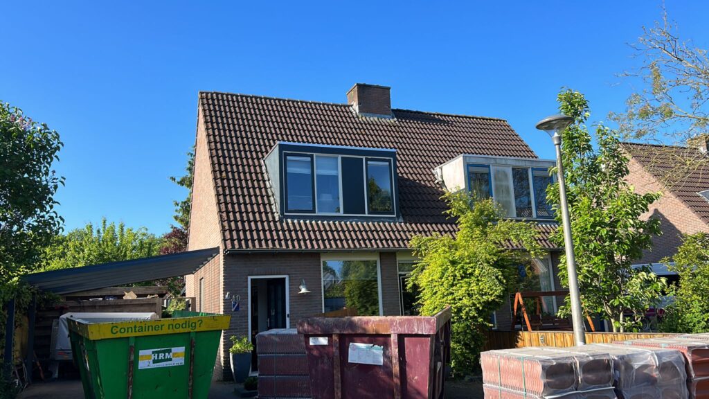 Woning in de regio Groningen tijdens dakwerkzaamheden