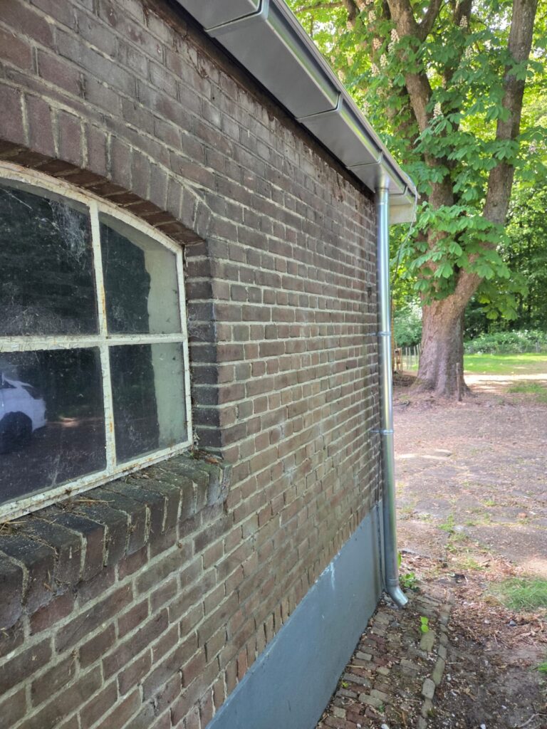Metselwerk en dakaansluiting bij een woning