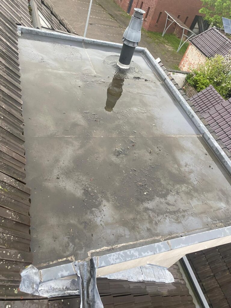Plat dak met stilstaand water dat lekkage kan veroorzaken