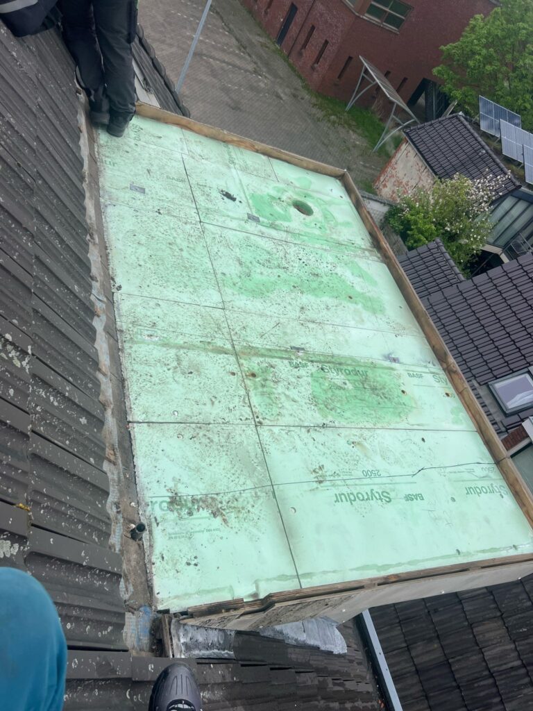 Isolatieplaten op een dak tijdens een dakrenovatie