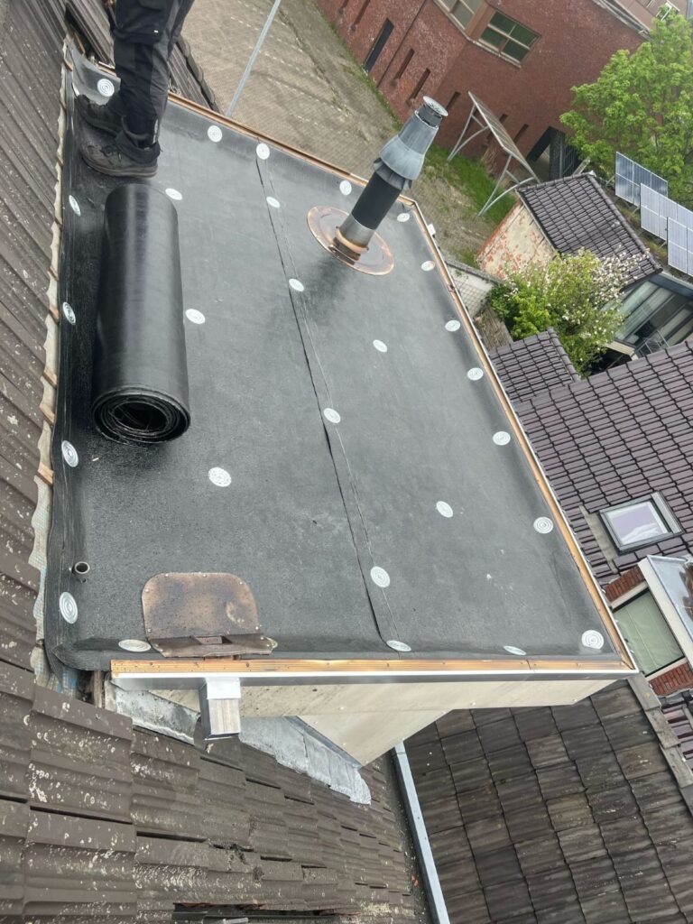 Plat dak met nieuwe bitumen dakbedekking