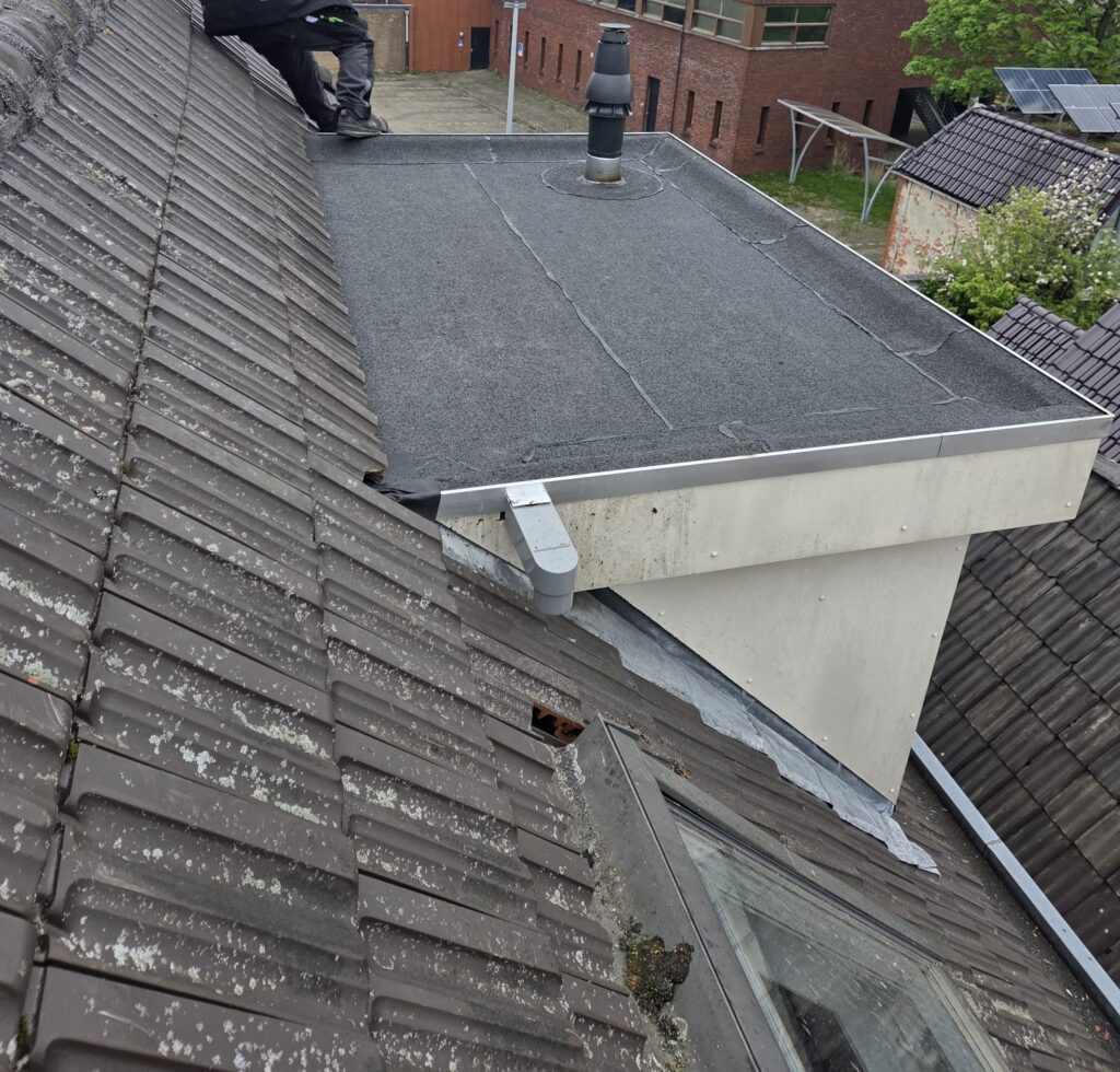Plat dak met nieuwe dakbedekking en dakopstand