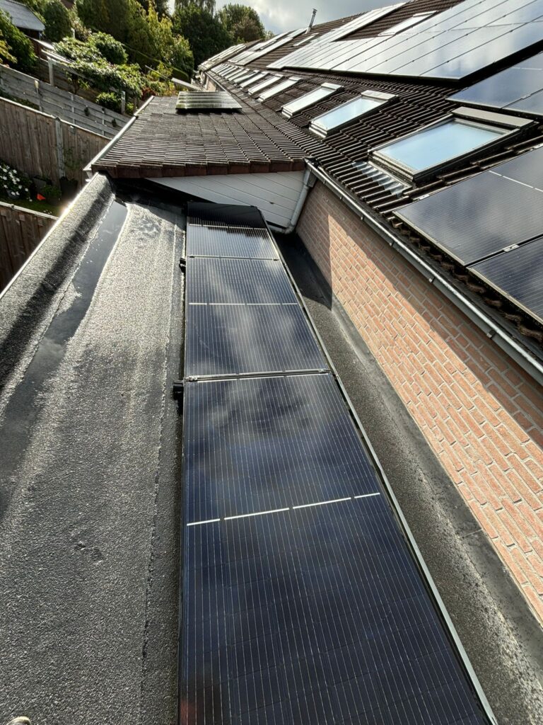 Bakgoot en dakrand worden gecontroleerd