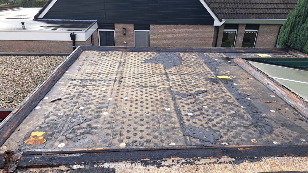 Ondergrond van een plat dak wordt voorbereid
