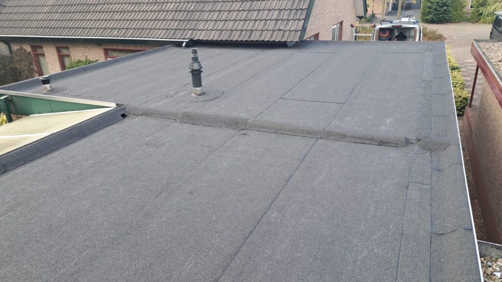Nieuw aangebrachte bitumen dakbedekking op een plat dak
