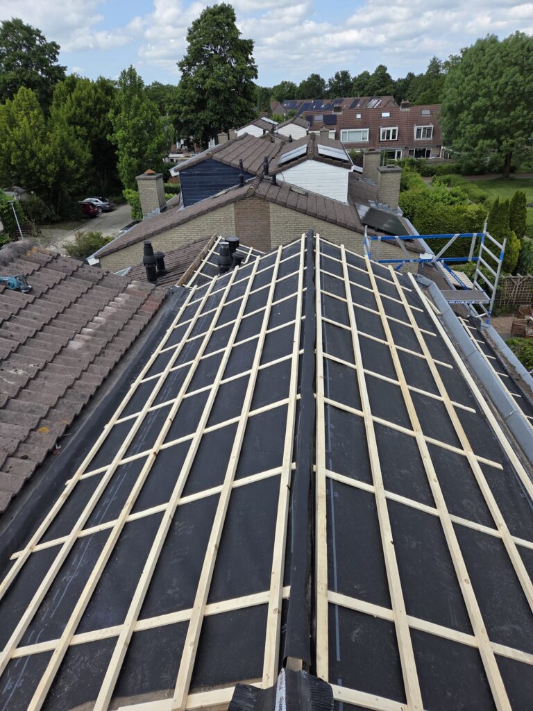 Dakrenovatie met nieuwe panlatten en folie