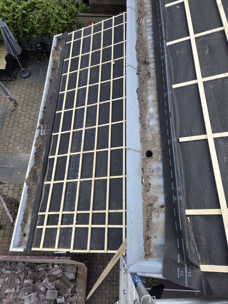Dakrand en goot bij een dakrenovatie
