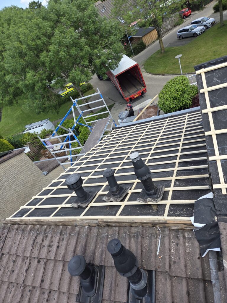 Nieuw dak in opbouw met dakdoorvoeren