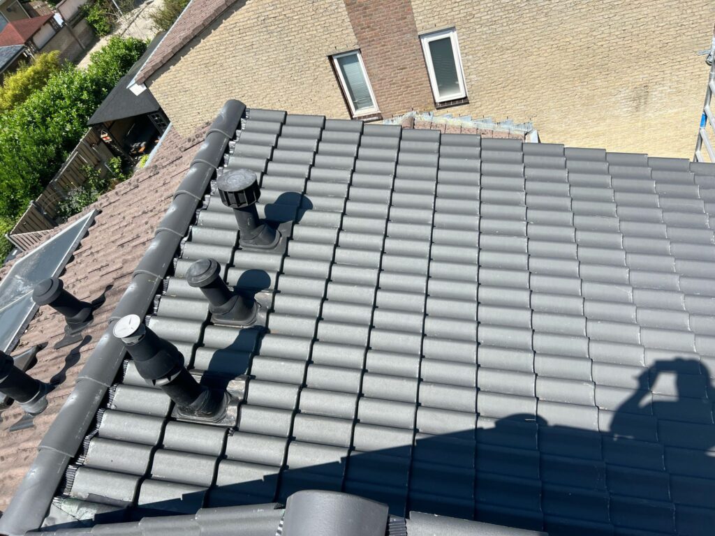 Pannendak met nieuwe dakpannen en ventilatiepannen