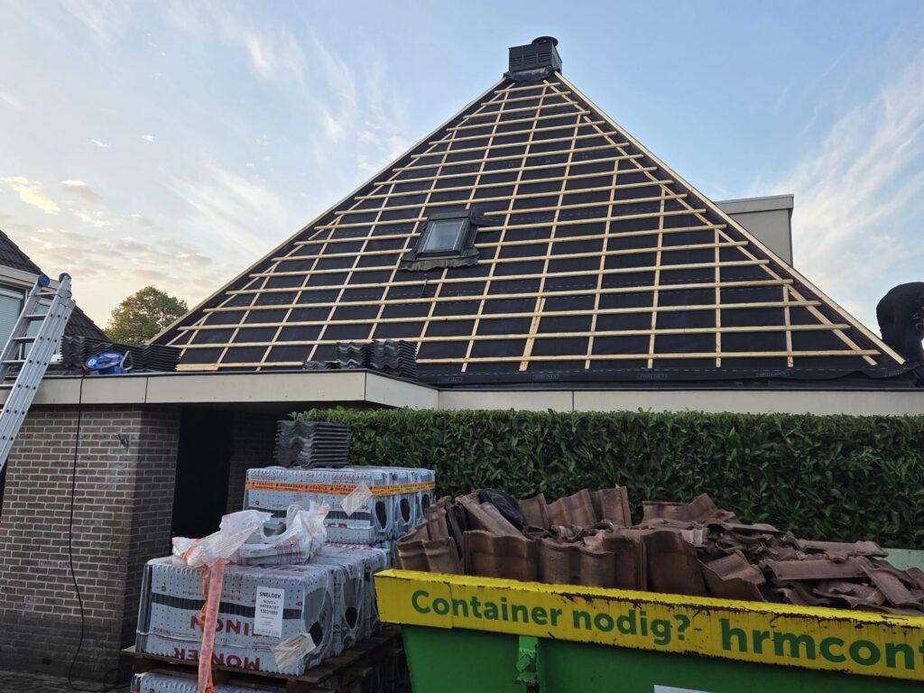 Hellend dak met nieuwe panlatten tijdens een dakrenovatie
